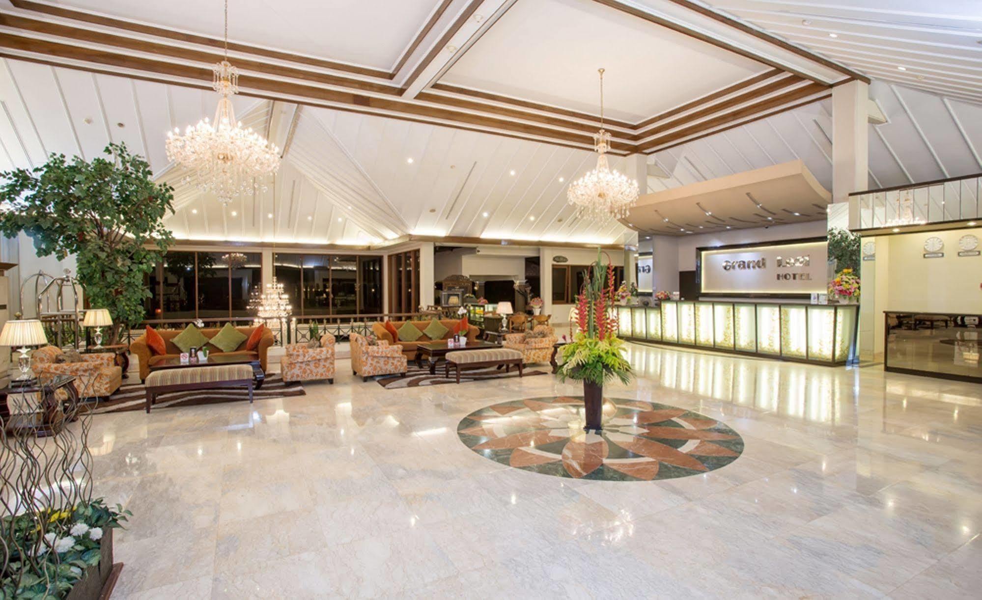Grand Legi Hotel Mataram Exterior photo